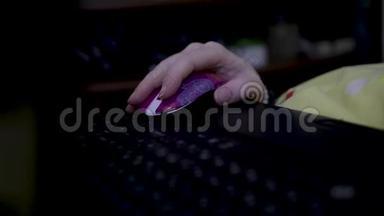 一个女人躺在电脑鼠标上的手的特写镜头。女孩看着躺在床上的屏幕，用鼠标控制。